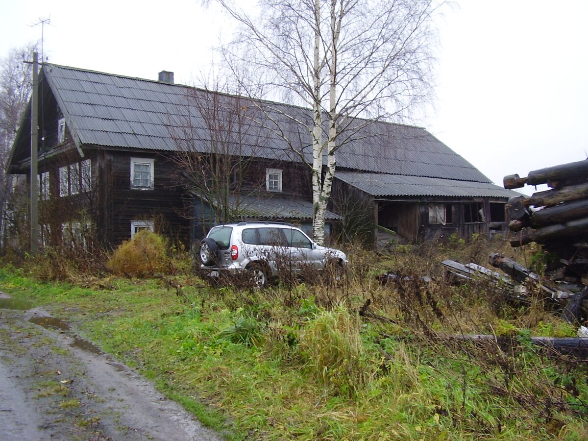 Общий вид дома. Он в два этажа. Справа в пристрое видны сходни для подвоза сена