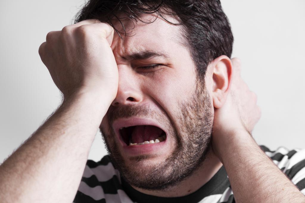 Грустный леонардо ди каприо. Заскуфился мужик. Лежит на скамейке. Злой чел. Рвет тельняшку на себе.