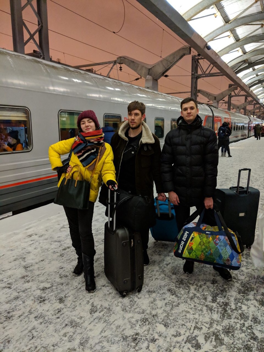 Стоим на Московском вокзале в Питере. Ждем поезд на Москву.  Февраль 2018г.