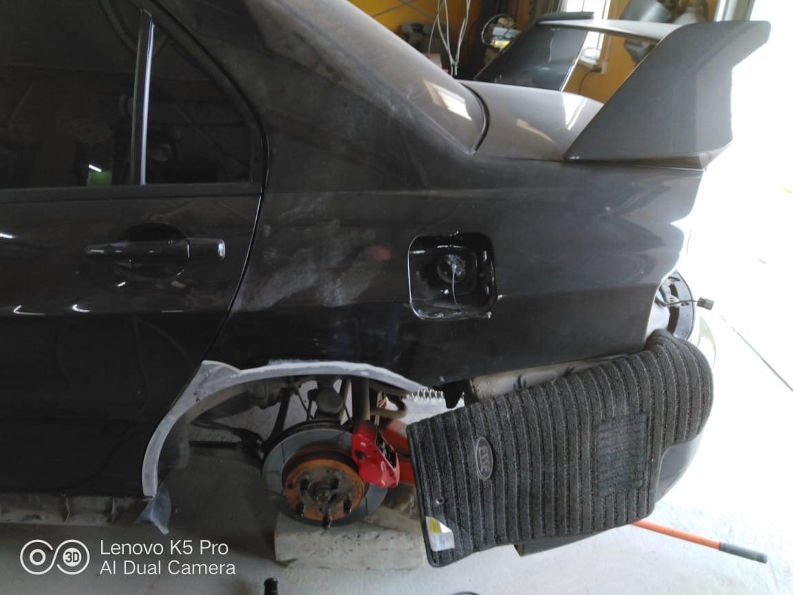 Самое интересное, что кроме вот этого места - больше явной ржавчины мы на кузове не нашли. Но стоит понимать, что если снять краску, там все веселье и начнется, если полностью автомобиль перекрасить по уму.