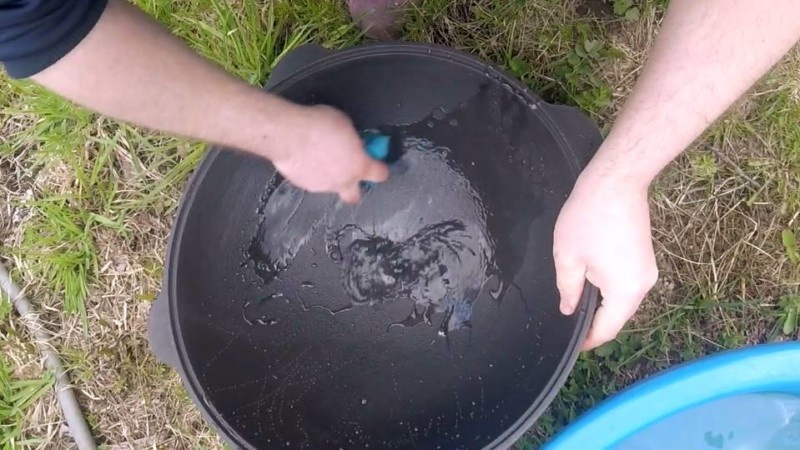 Промываем казан водой.