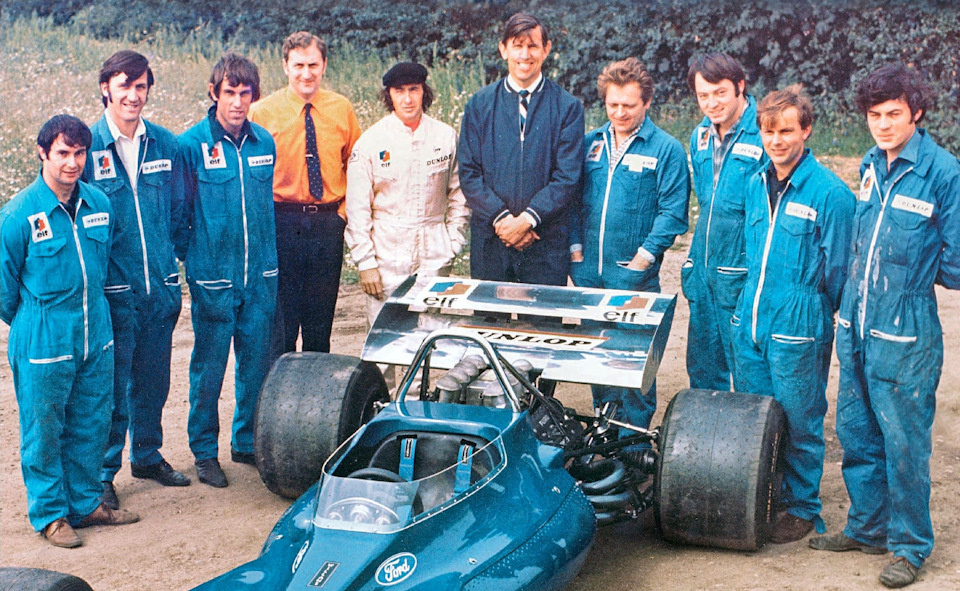 Дерек Гарднер, Джеки Стюарт, Кен Тиррелл вместе с механиками позируют с первым автомобилем марки Tyrrell.