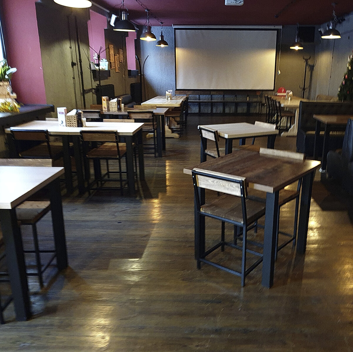 "Охота Мяса", интерьер. Смартфон как всегда.