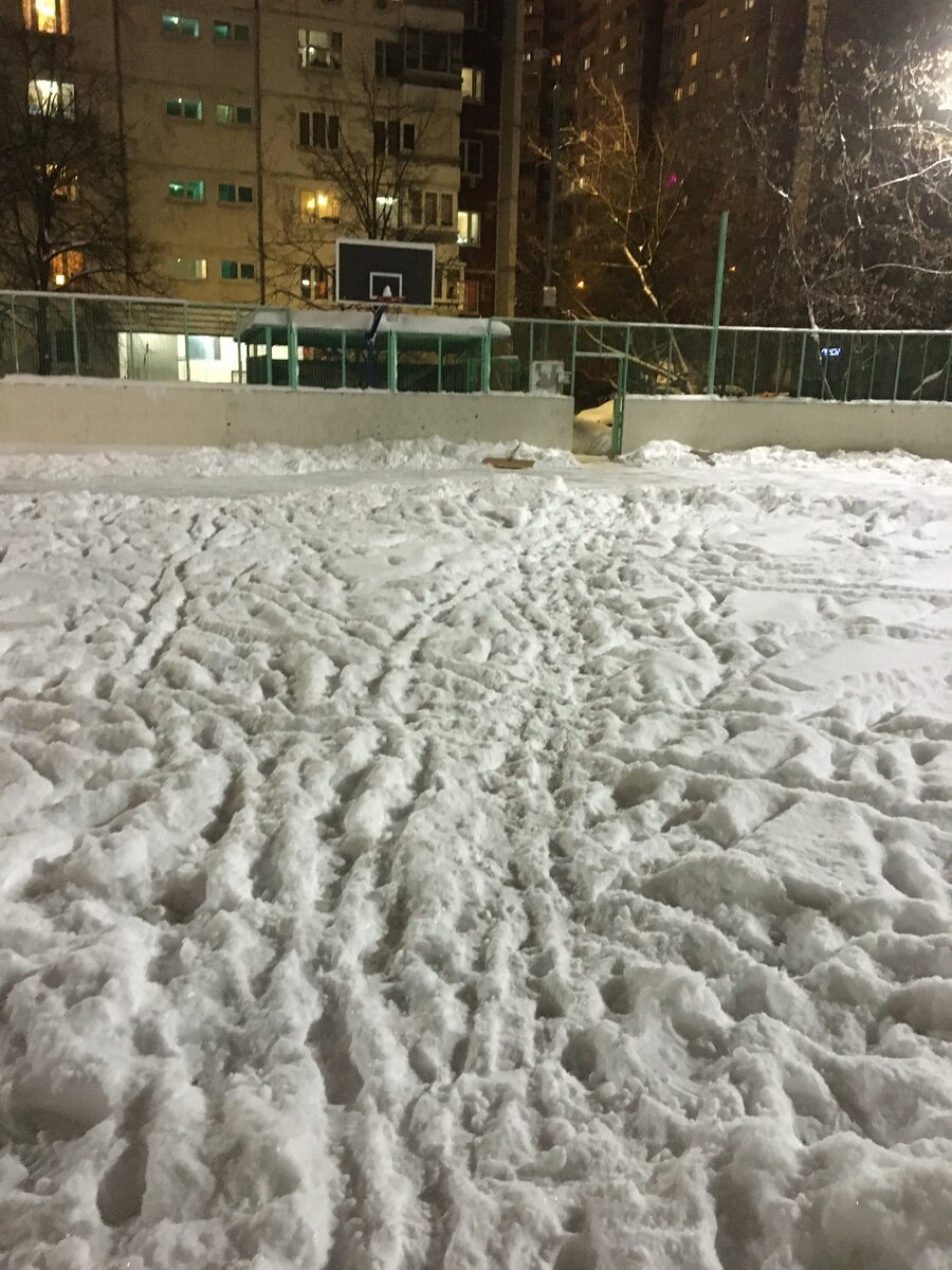 Каток на Осеннем бульваре дом 5 между корпусами 2 и 3. 