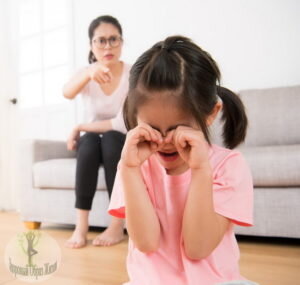 Такой метод малыш воспринимает, как несправедливое отношение к его личности. Если такая драка произошла всего лишь раз, разговор обязателен. Если же постоянный зачинщик ваш сын или дочь, тогда нужно искать причину. Вариантов масса: с ним никто не желает дружить, все плохие, никто не делится. Вариантов может быть масса. В таком случае тоже необходимо разговаривать.