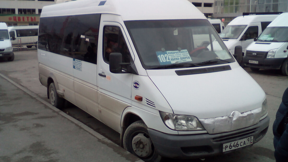 маршрутка Новороссийск-Абрау: в Новороссийске водитель заполняет все сидячие места, а по дороге  все стоячие