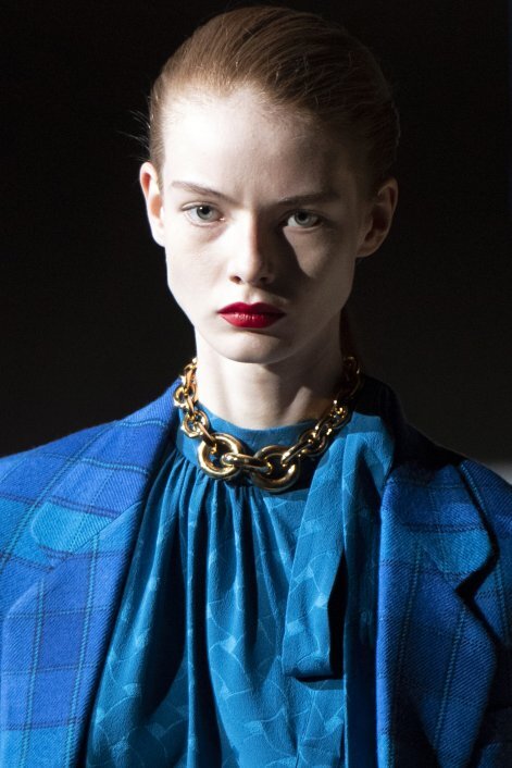 Массивная цепь, надетая на свитер. Bottega Veneta