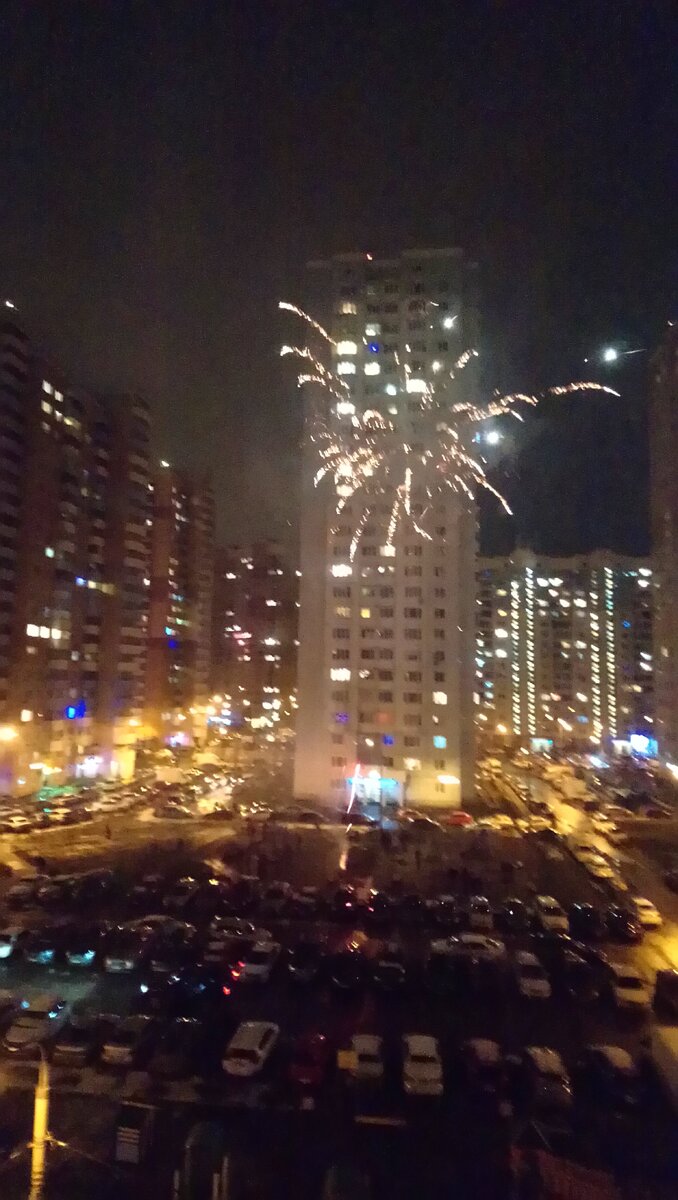 Салюты в новогоднюю ночь прямо под окном