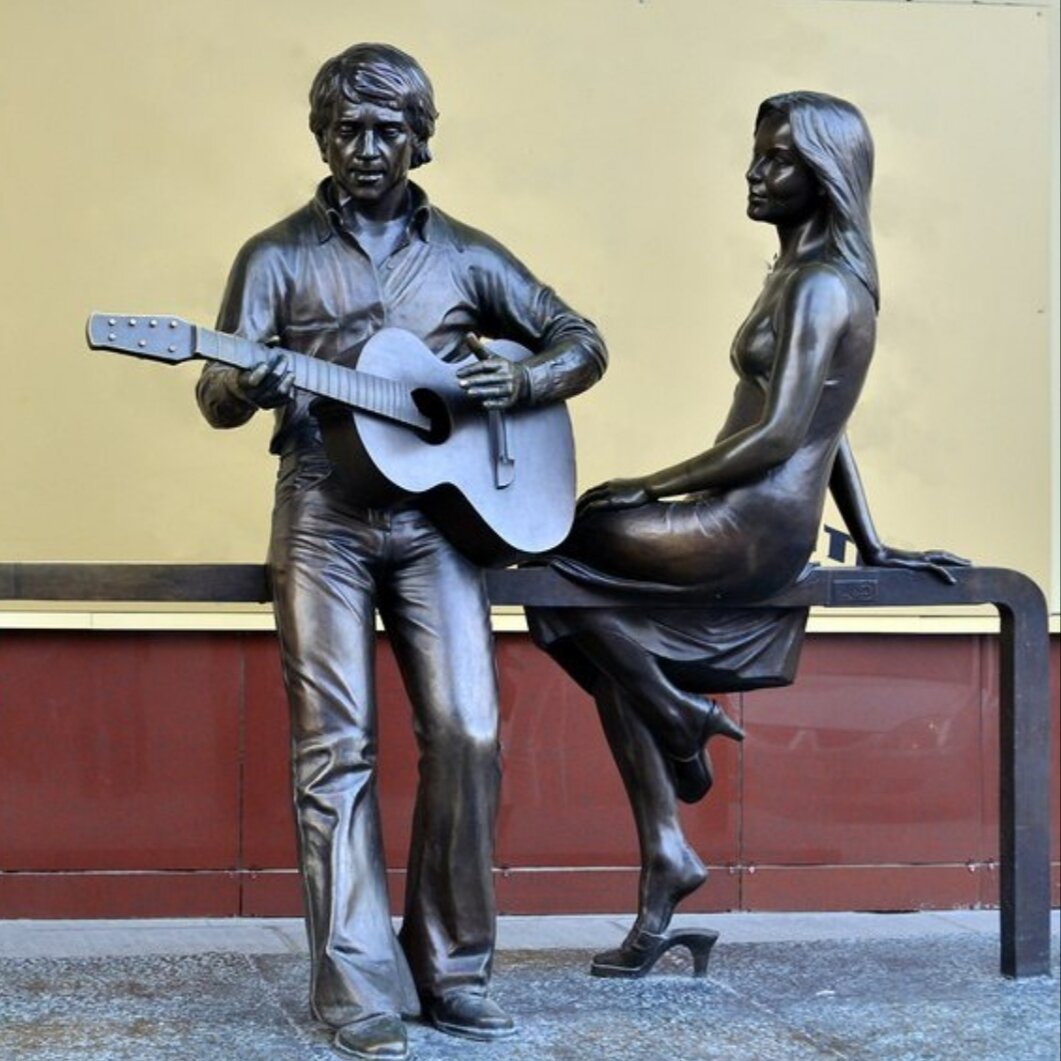 Это один из первых памятников, где он не только с гитарой, но и с женой.