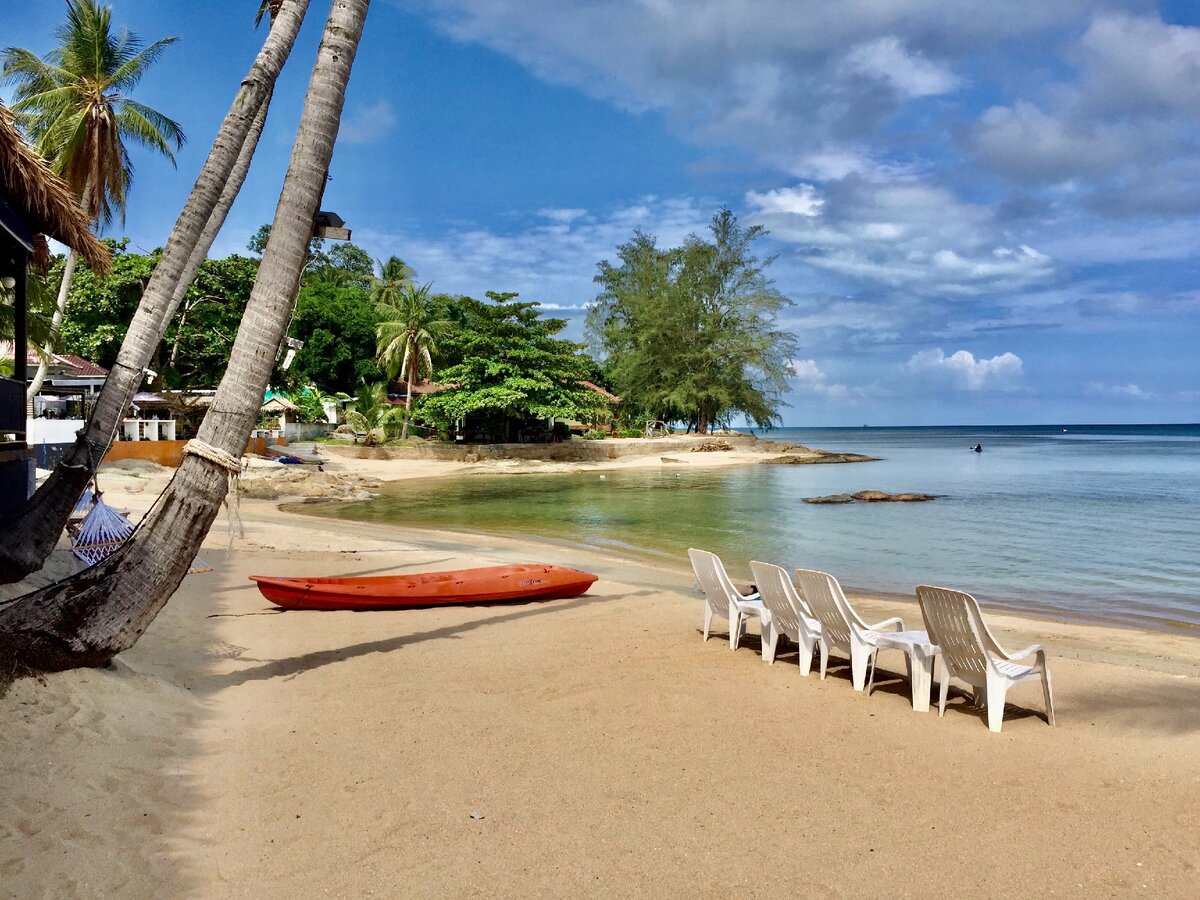 Пустые кресла, гамаки и лежаки скучают