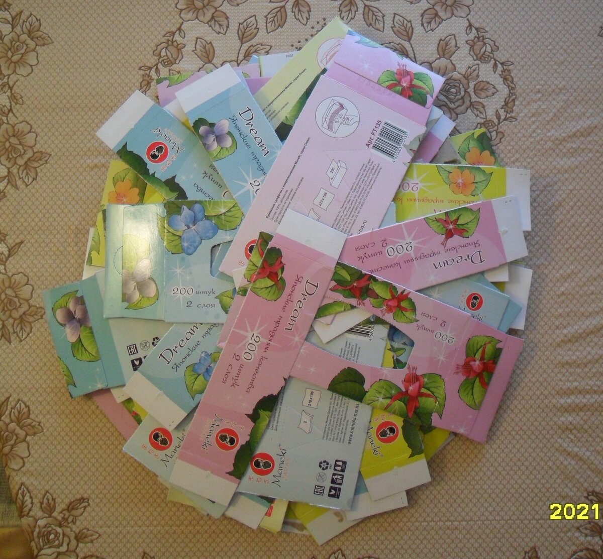 Картонные упаковки от бумажных салфеток