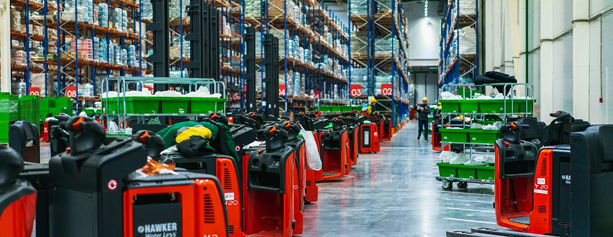 Припаркованный парк электророхлей и товарный запас в хранении