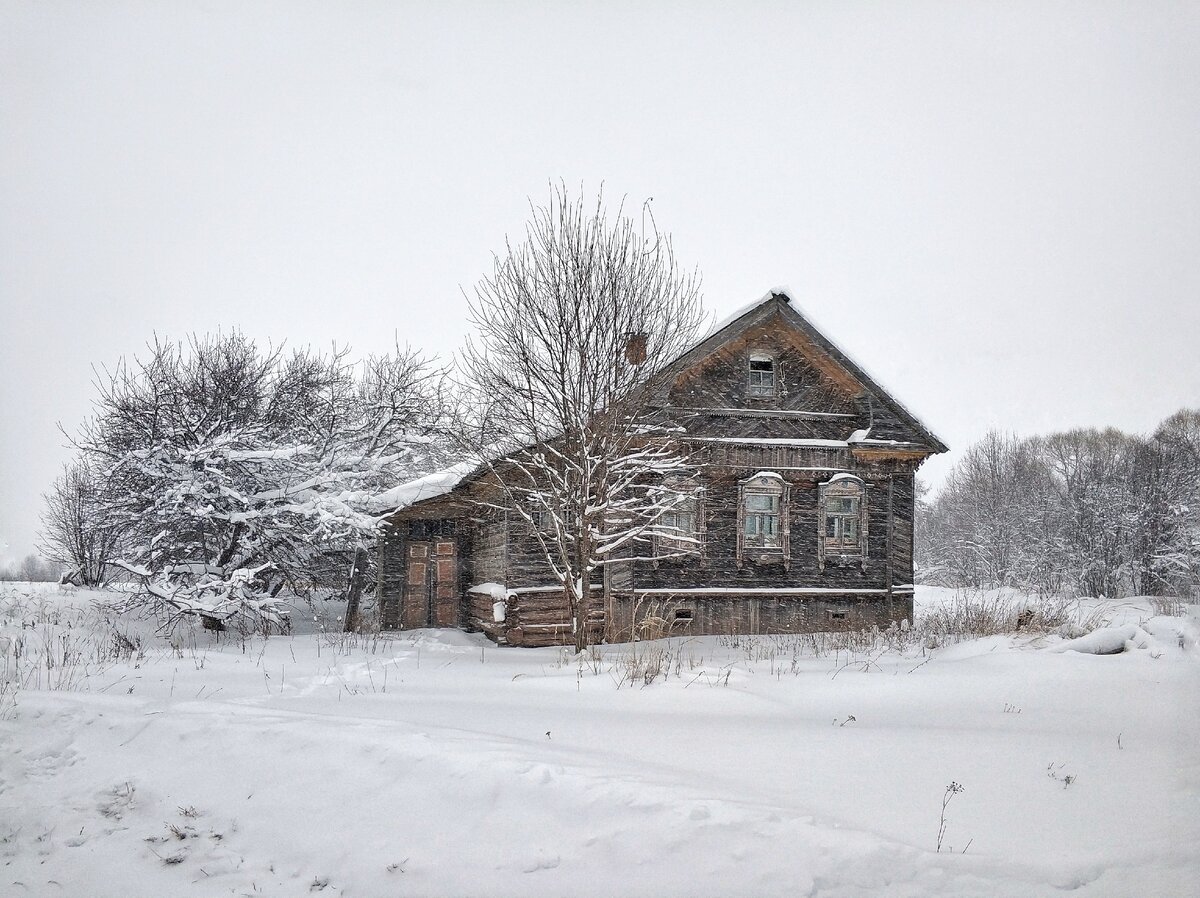Один из заброшенных домов.
