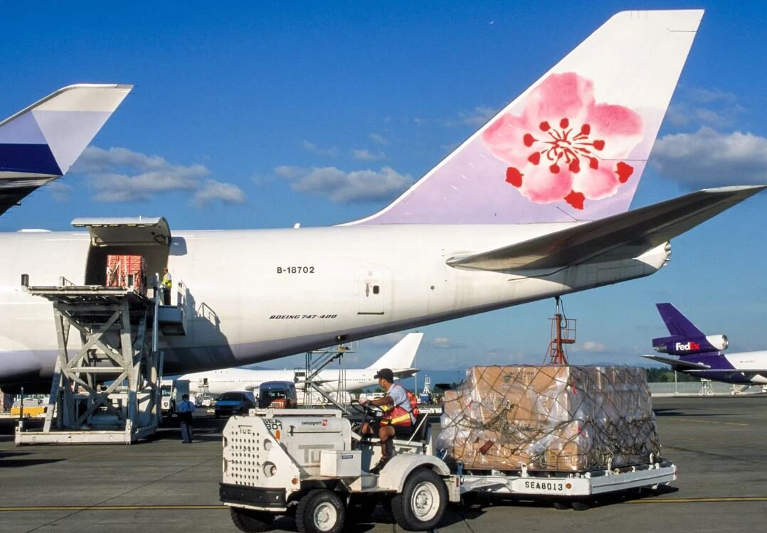 Транспортировка цветов самолетом. Фото взято из сети.