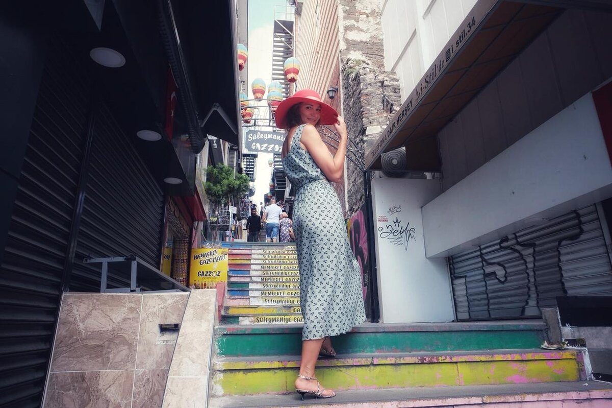 эта цветная лестница приведет в ресторан 