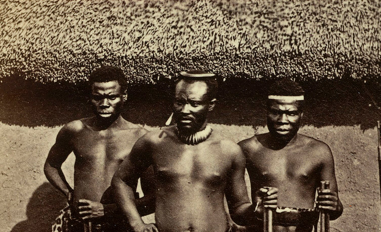 Типичная форма представителей диких африканских племен. Которые всегда в движении и на свежем воздухе