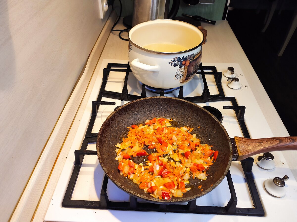 и успеваем даже обжарить,чеснок в самом конце кладём.