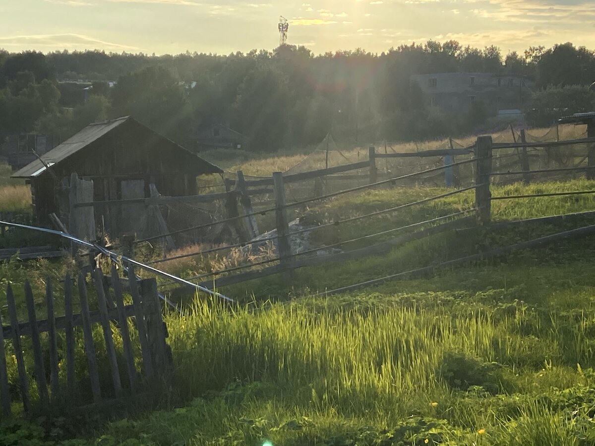 Деревня Белокуриха, одно из самых трогательных мест за эту поездку. Живое свидетельство человечности местных жителей( а то я уже начала было сомневаться, так много хмурых людей, как в Мурманске я нигде  не видела)