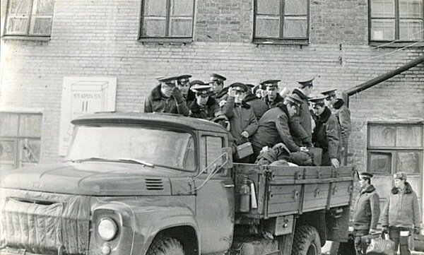 На полёты!  Вот так, без затей нас доставляли на аэродром.