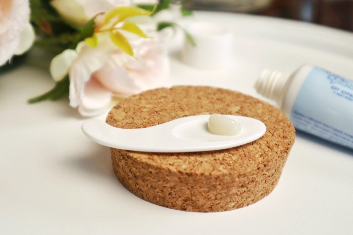 В составе маленькие светлые крупинки, которые при нанесении на кожу растворяются и охлаждают кожу