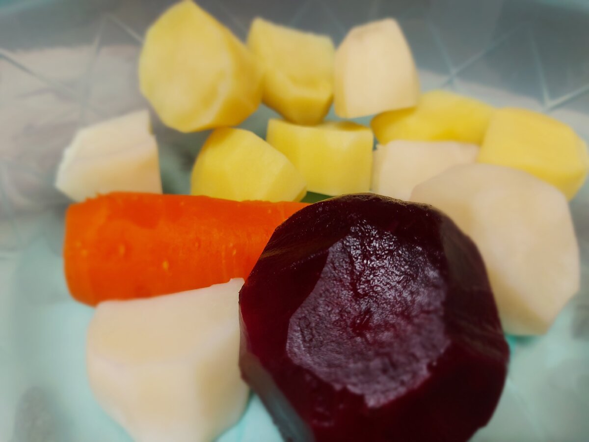 Отваренные и уже очищенные овощи.