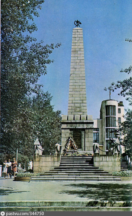 Памятник Борцам, павшим за коммунизм в 1918—1920 годы, ранее располагался на площади Советов вместо головы Ленина. Фото с pastvu.com