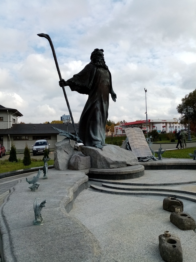 Памятник Моисею на территории храма Всех Святых, построенного в честь солдат Великой Отечественной войны. Памятник отражает сюжет, когда перед Моисеем расступилось море и он вывел евреев из Египта.