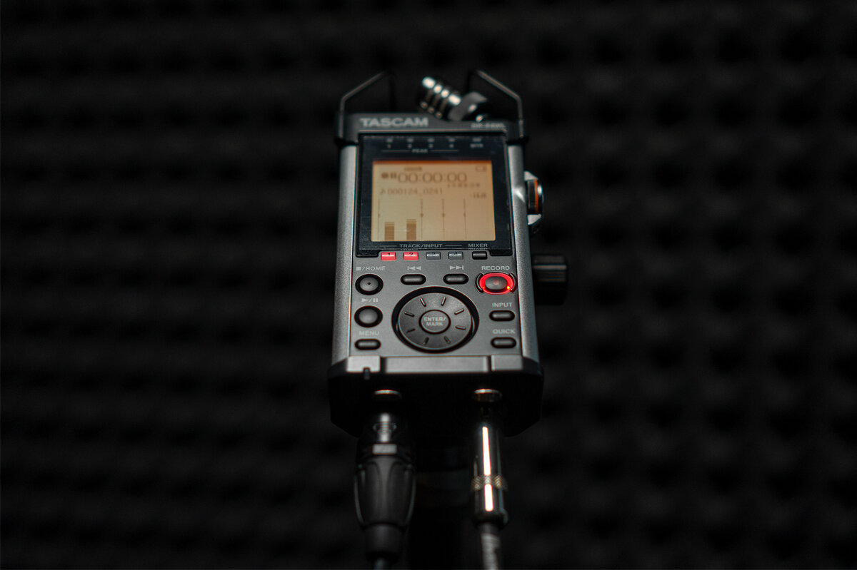 Снизу есть пара комбинированных разъемов XLR/TRS 1/4" от Neutrik