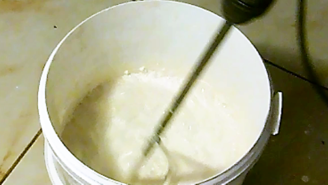 Из-за большого объёма работ водоэмульсионную краску покупаю вёдрами по 10 кг