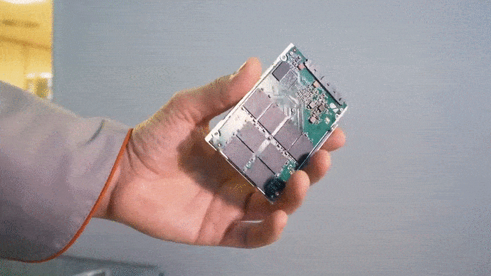 Накопители на базе отечественных микросхем памяти 3D NAND от завода GS (GIF видео).