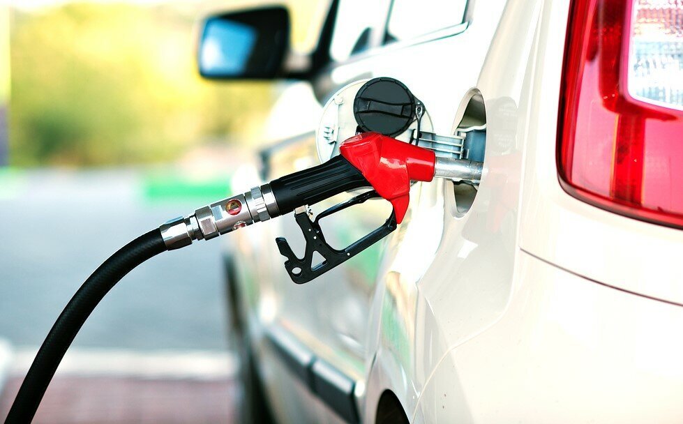Оптовые цены на бензин в России возобновили рост, который может продолжиться в течение января.