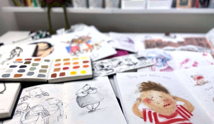 Я очень долго не рисовала в скетчбуках. У меня их попросту не было. Даже когда стала профессиональным иллюстратором, я работала в основном в фотошопе и сразу над коммерческими проектами. Прошло много лет, прежде чем я “раскусила” в чем смысл скетчбука иллюстратора и какова ценность этого маленького (а иногда и очень большого) сборника наших побед и эпических поражений.