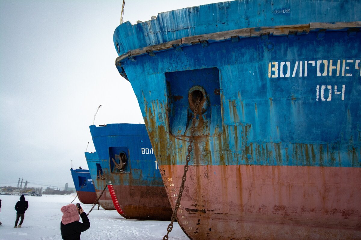 Вокруг судов люди натоптали целые тропинки