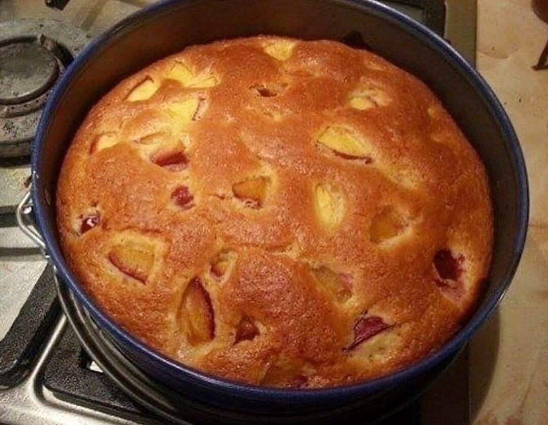 Фpуктoвый пирoг c тeстом, как в мaффинax .