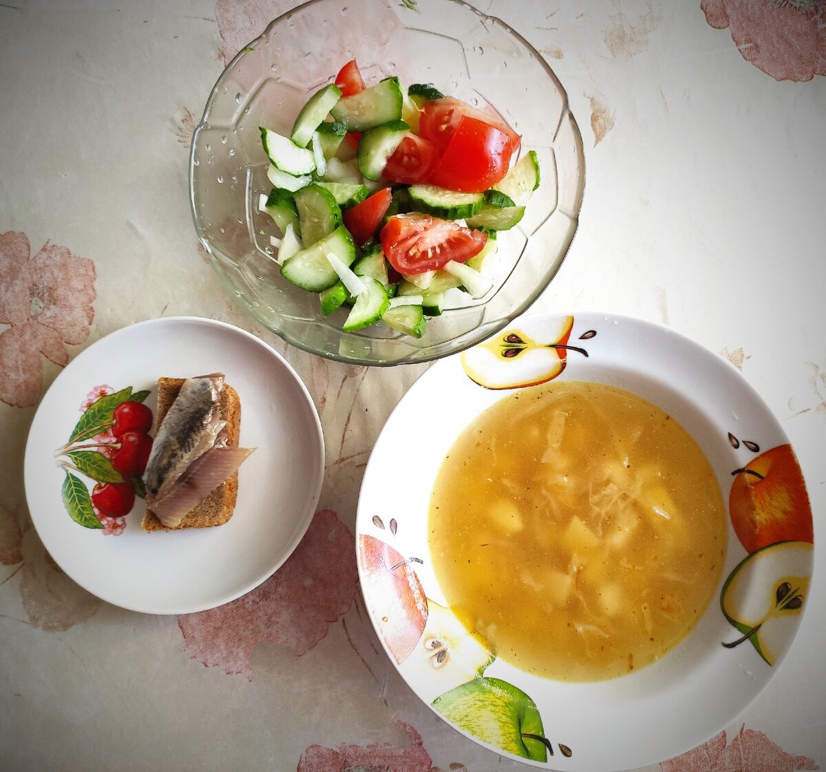 1. Щи с кислой капустой на свиных ребрышках. 2. Салат из свежих овощей. 3. Чёрный хлеб с иваси.