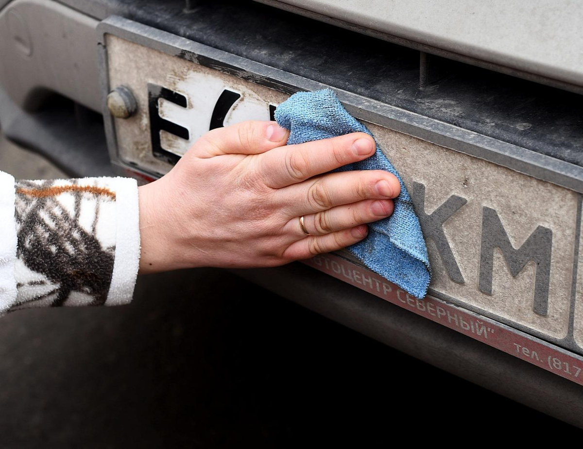 грязные номера на машине. грязные номера на машине какой штраф 2023. штрафы-за-номерной-знак. штраф за нечитаемые номера. нечитаемые номера.