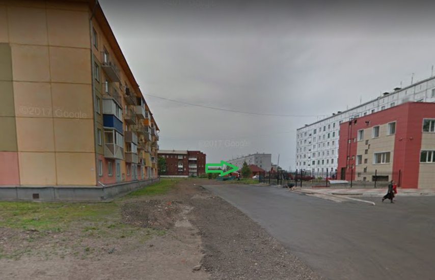 На фото стрелкой отмечен этот магазинчик, а слева шестиэтажка, у которой и припарковался Алексей