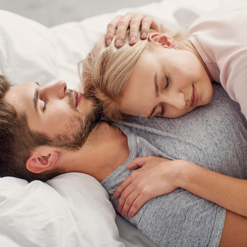 Сон целует знакомый мужчина. Спят вместе в обнимку. Мужчина и женщина засыпают. Спать в объятиях.