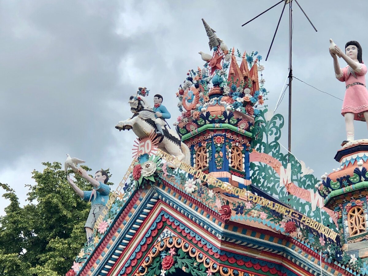 Можно прочитать надпись: «Работа начата в 1954 и закончена в 1967 в канун 50-летия Великой Октябрьской Социалистической Революции»