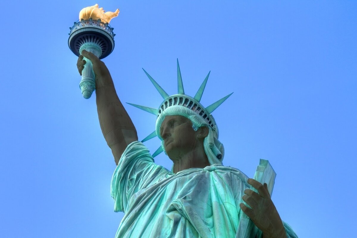  Статуя свободы, черная - толерантная (фотомонтаж).