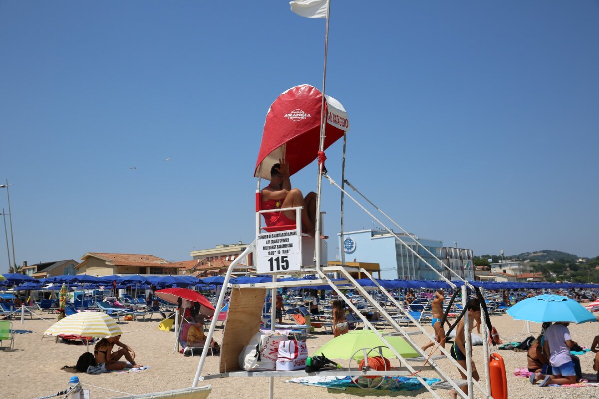 Это исчезающий вид мужчин, сразу сфотографировала, потому что не могла поверить свои глазам - ноги волосатые. Обычно банино выглядят лучше, чем 50% женщин на пляже