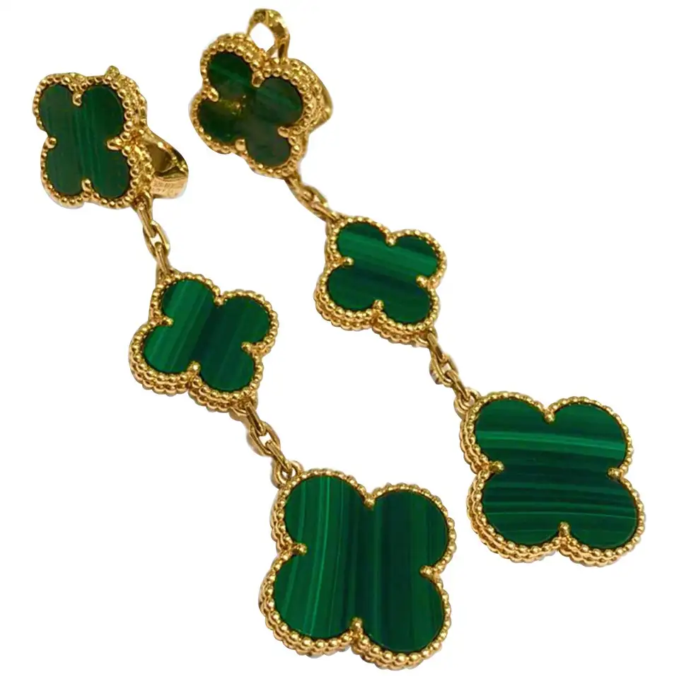 Ван клиф зеленый. Van Cleef Arpels Alhambra серьги. Van Cleef серьги с малахитом. Van Cleef Arpels серьги. Серьги Ван Клиф с малахитом.