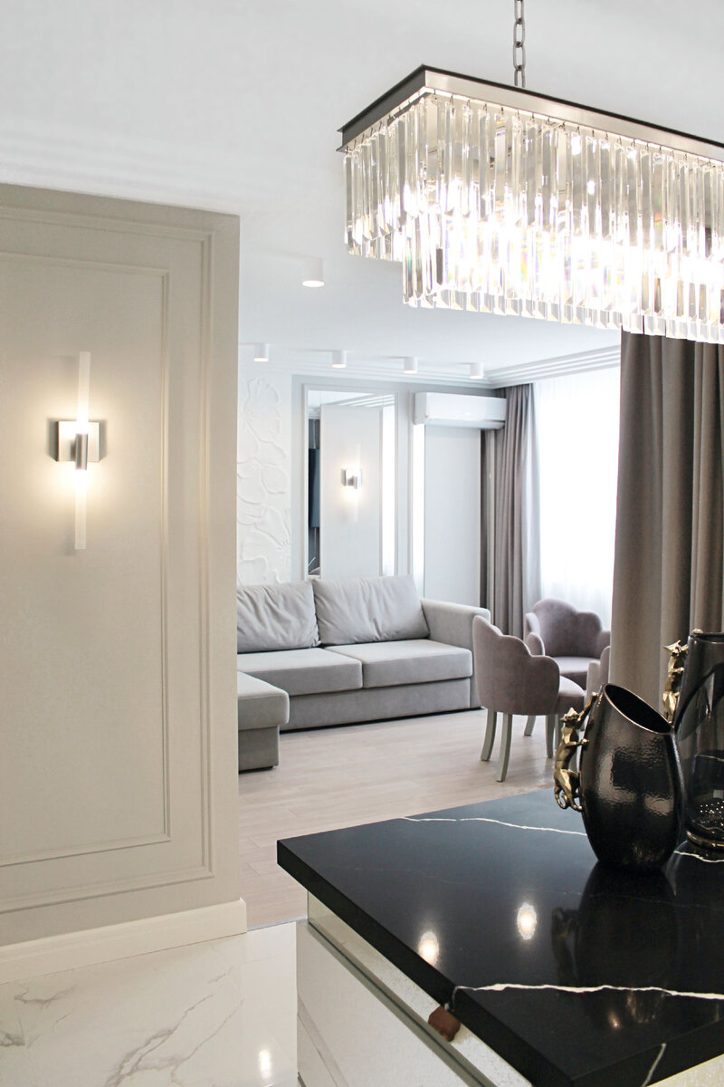 Правильно выстроенный светодизайн в паре со светлыми оттенками интерьера способен визуально трансформировать объём пространства, не затрагивая саму планировку. Дизайнер использует подвесные и встроенные осветительные приборы, которые выполняют не только функцию основного света, но и акцентного, подчеркнув объекты декора.