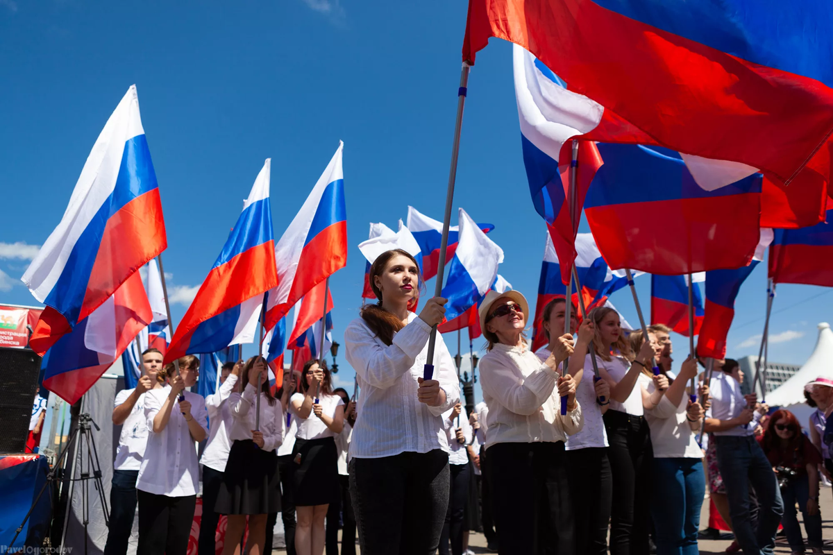 Видео мы единая страна. Празднование 12 июня. Люди на празднике день России. Россияне с флагами. С днём России 12 июня.