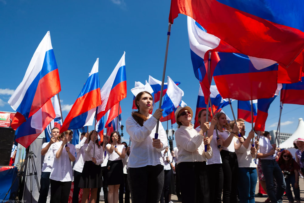 Всего людей в россии. Празднование 12 июня. Люди на празднике день России. Россияне с флагами. С днём России 12 июня.