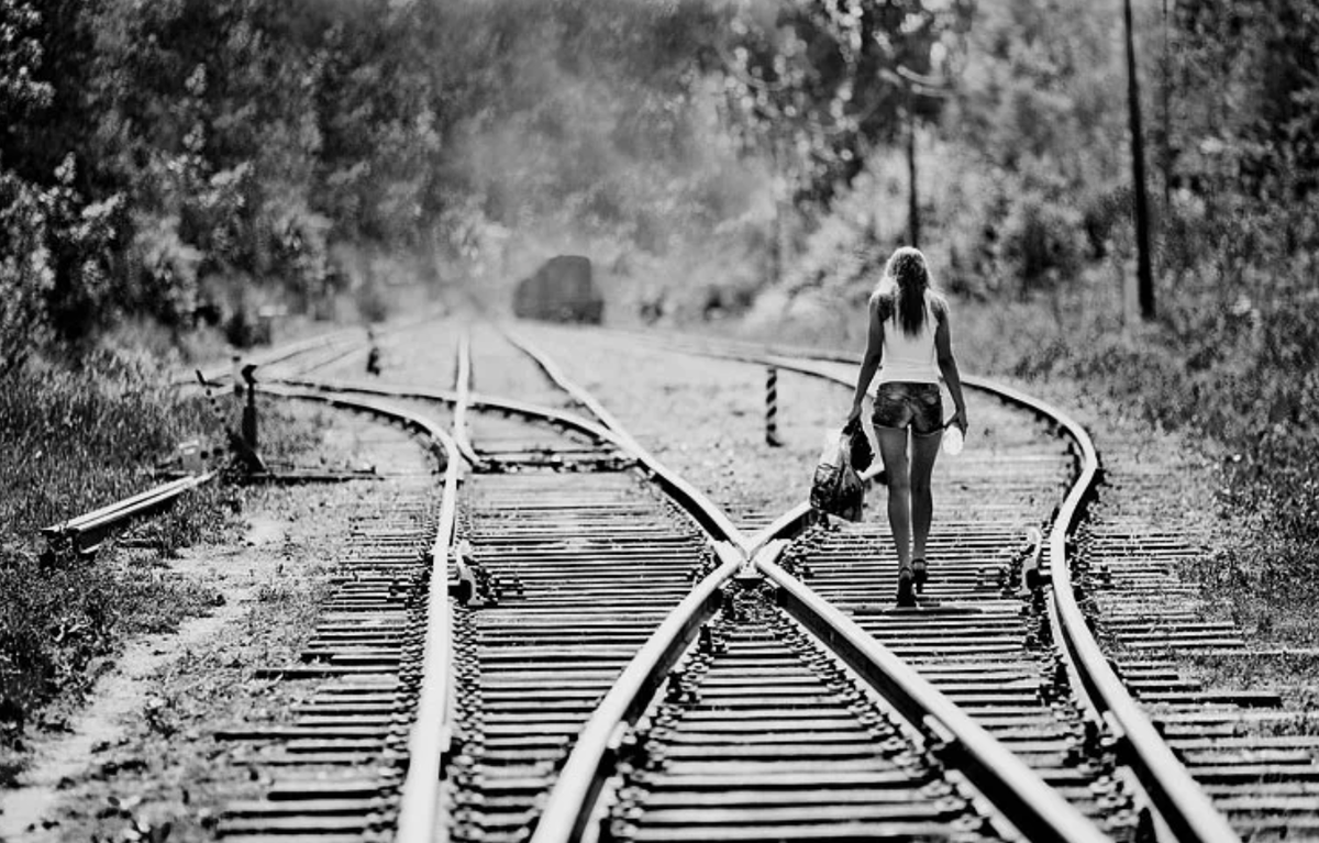 Привычный ход жизни. Девушка на железной дороге. Фотосессия на рельсах. Фотосессия рельсы. Девушка на рельсах.