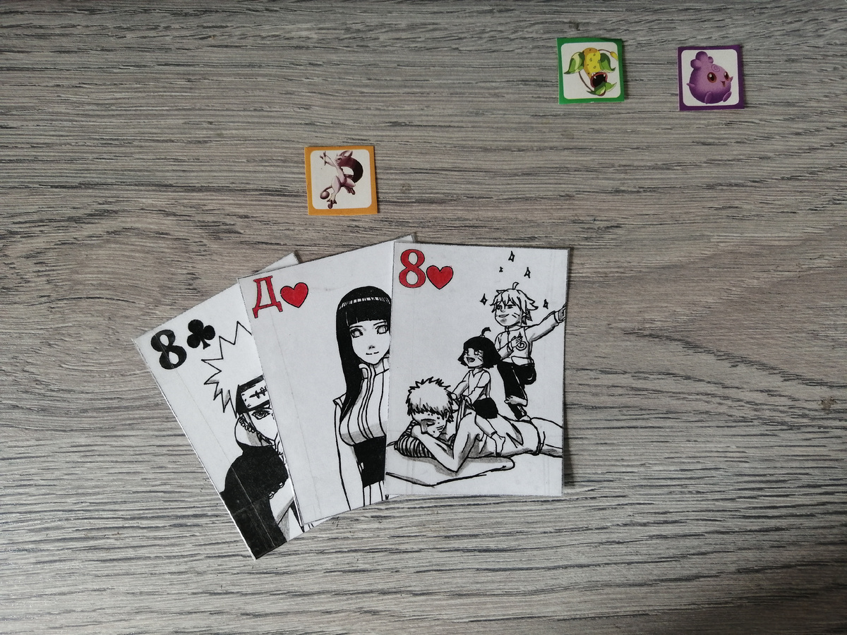 Восемь треф, дама червей, восемь червей. 
