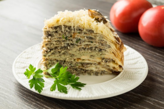 Блинный пирог с курицей и грибами – кулинарный рецепт