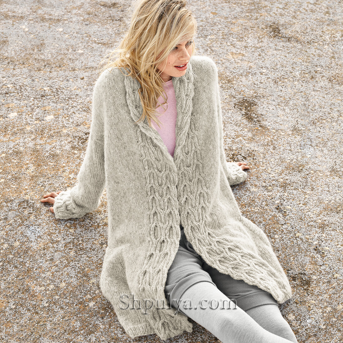 Вязаное пальто с планками из кос