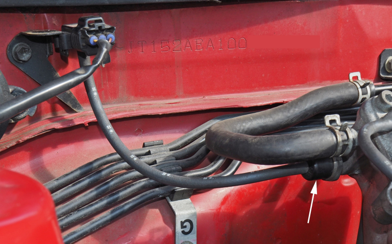 Изображение 1: Датчик давления впускного коллектора бензинового двигателя.  Стрелка указы-вает на заслонку